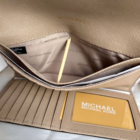 NWT Michael Kors Large Pebbled Leather Tri-Fold Wallet in Truffle (Nude) $158 - Picture 14 of 17